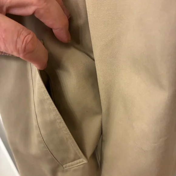 Classic Tan Trench Coat. No smoking. A very warm coat. No flaws - Picture 9 of 11